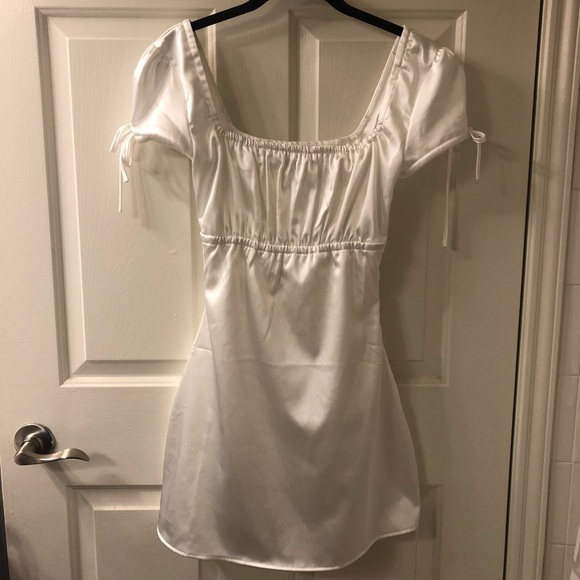 Tiger Mist Dresses & Skirts - Tiger Mist Satin Puff Sleeve Dress